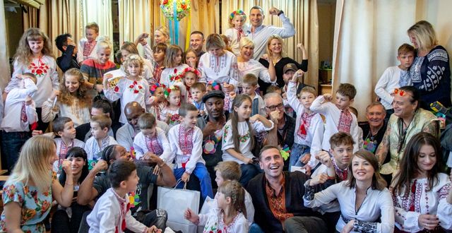 Віталій Кличко разом із чемпіонами та представниками WBC відвідав центр допомоги дітям «Місто щасливих дітей» (+відео)