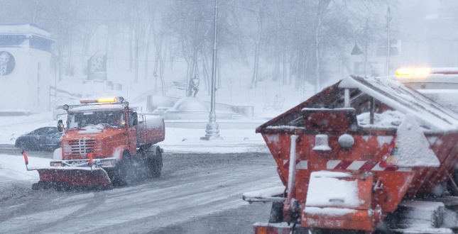 Міська влада закликає водіїв утриматись від поїздок власними авто – сильні снігопади триватимуть кілька днів