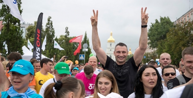 Віталій Кличко дав старт та взяв участь у 26-му благодійному «Пробігу під каштанами»