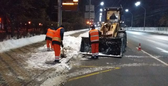 «Київавтодор» уночі та зранку продовжує роботи з прибирання та вивезення снігу зі столичних вулиць та доріг
