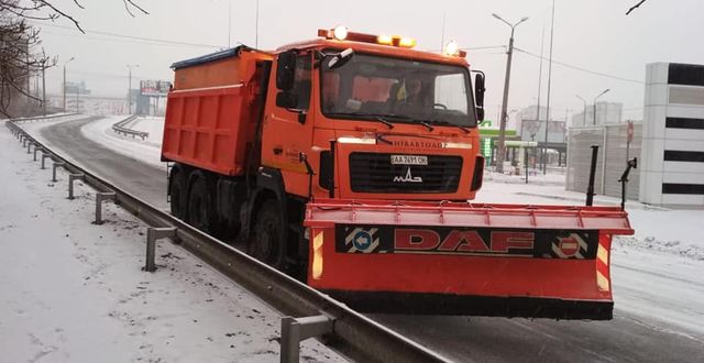 У столиці працюють 334 одиниці снігоприбиральної технiки та 52 бригади з ручного прибирання «Київавтодору»