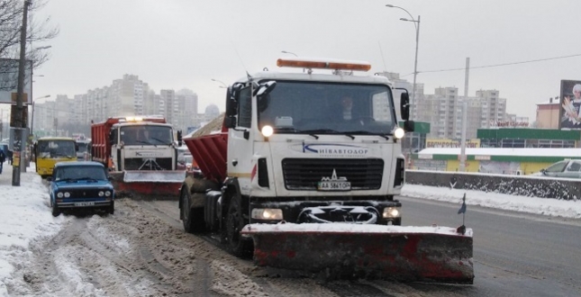 Денна зміна підприємств «Київавтодору» продовжує роботи із зимового утримання вулиць та доріг столиці