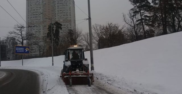 На дорогах міста зранку працюють солерозкидачi та снігоприбиральна техніка – «Київавтодор»