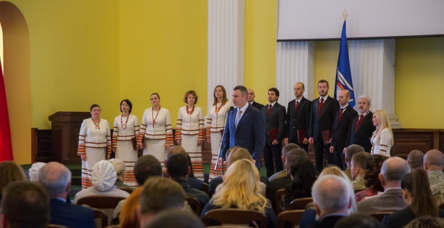 Віталій Кличко вручив квартири учасникам АТО, а також державні та нагороди міського голови до Дня захисника України