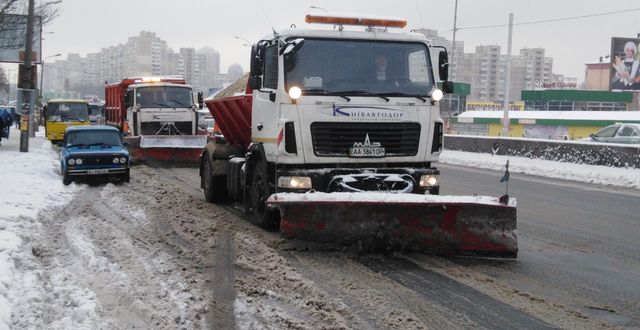 У Києві сьогодні чергують 381 одиниця снігоприбиральної та допоміжної техніки та 60 бригад із ручного прибирання