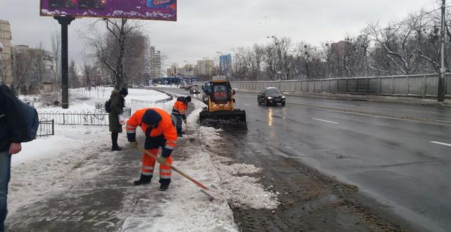 389 одиниць спецтехніки та 55 бригад з ручного прибирання «Київавтодору» працюють на дорогах та вулицях міста
