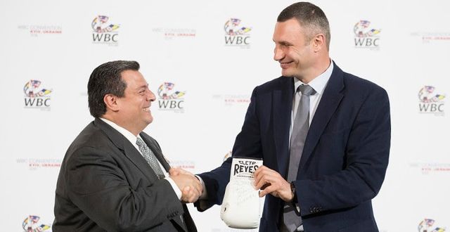 Віталій Кличко та президент WBC Маурісіо Сулейман підписали контракт на проведення у Києві Конгресу Світової боксерської ради (+відео)